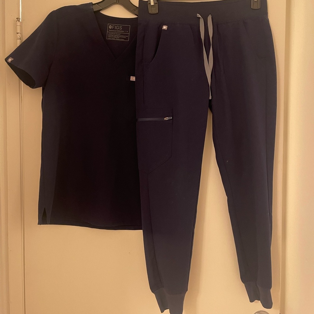 FIGS Scrubs. Zamora Jogger and Catalina 1 Pocket Top